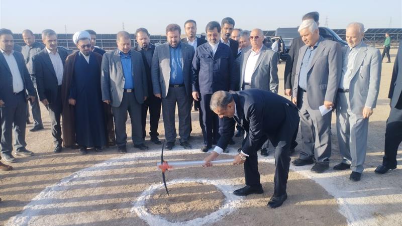 عملیات اجرایی ساخت نیروگاه خورشیدی ۵۳ مگاواتی در قم آغاز شد