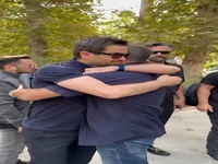 بغض پویا امینی در آغوش نیما کرمی در حاشیه تشییع مرحوم امید جهان