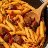 طرز تهیه ماکارونی با گوشت تکه‌ای و ته‌دیگ سیب‌زمینی