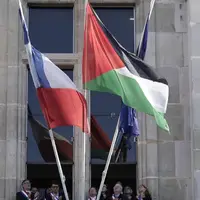  اهتزاز پرچم فلسطین در یکی از ساختمان‌های شهرداری پاریس