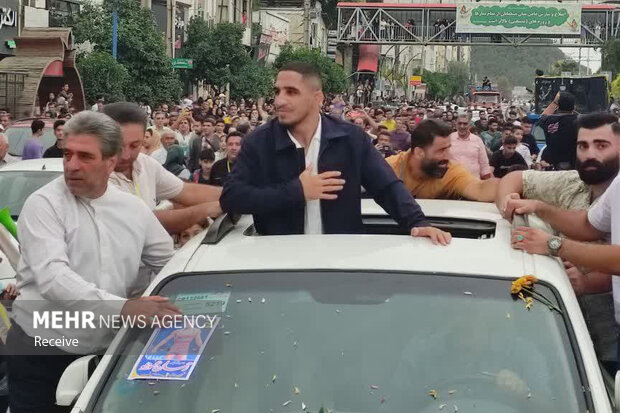 عکس/ استقبال از رحمان عموزاد قهرمان کشتی جهان در بهشهر