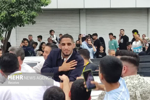 عکس/ استقبال از رحمان عموزاد قهرمان کشتی جهان در بهشهر