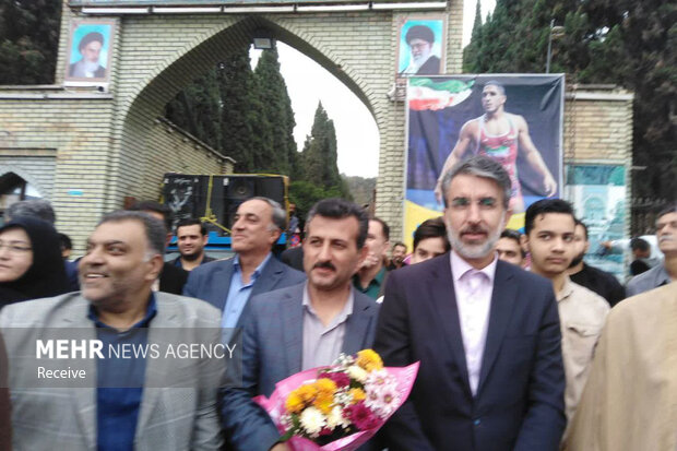 عکس/ استقبال از رحمان عموزاد قهرمان کشتی جهان در بهشهر
