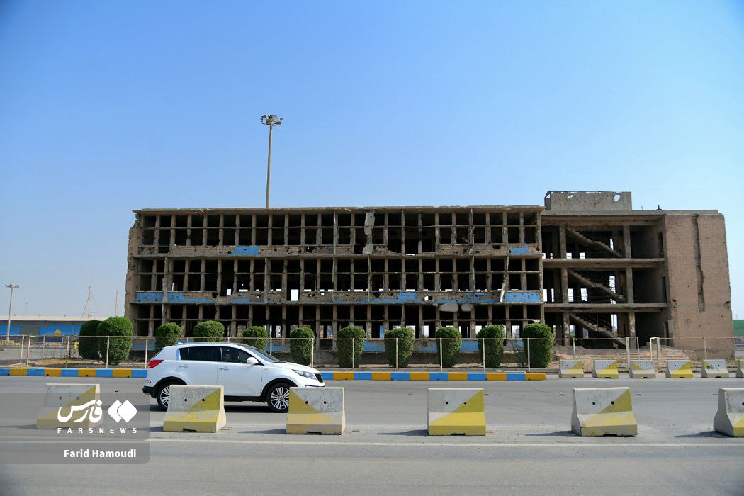 رد جنگ بر چهرهٔ یادگار مقاومت در خرمشهر
