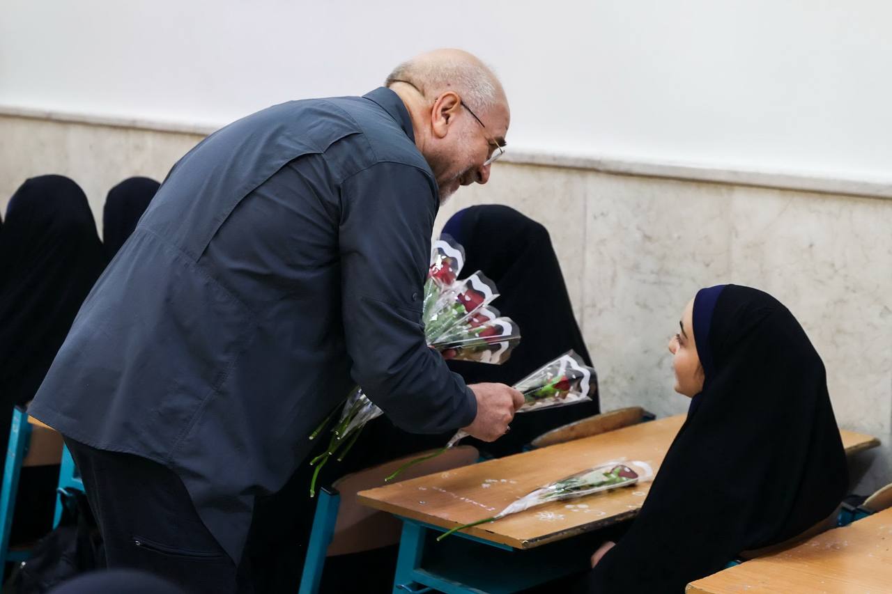 عکس/ حضور قالیباف در مدرسه دخترانه فاطمیون تهران