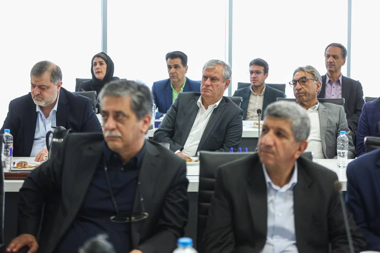 عکس/ دیدار لاریجانی با اعضای اتاق بازرگانی، صنایع، معادن و کشاورزی