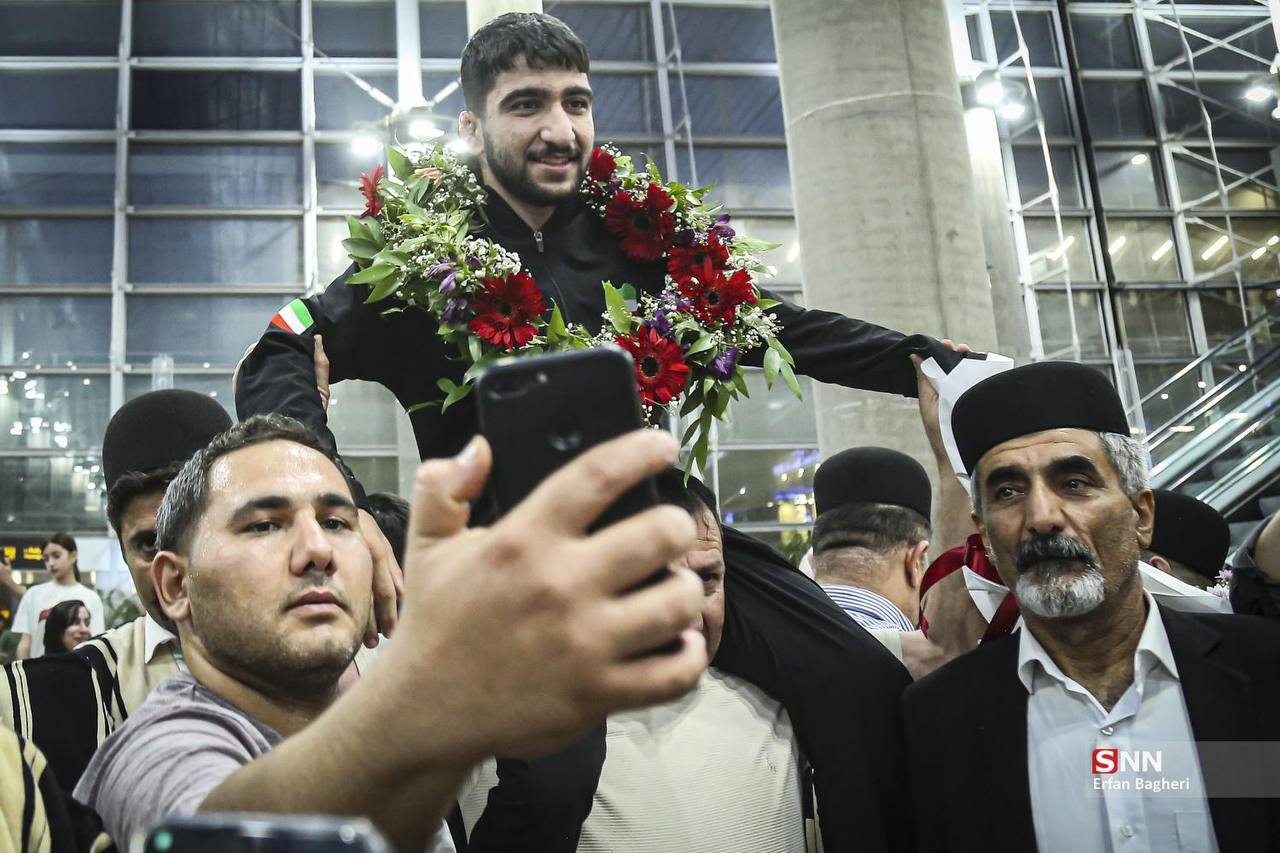عکس/ استقبال از تیم ملی کشتی فرنگی ایران در فرودگاه امام‌خمینی (ره)