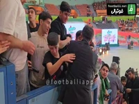 احساساتی شدن حسن رنگرز و به آغوش کشیدن کودکان و نوجوانان طرفدار کشتی، در مراسم تجلیل از قهرمانان کشتی ایران