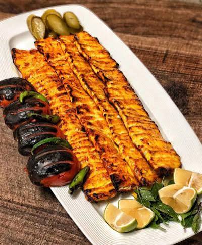 اینم کباب مرغ ویژه با یه سس مخصوص 