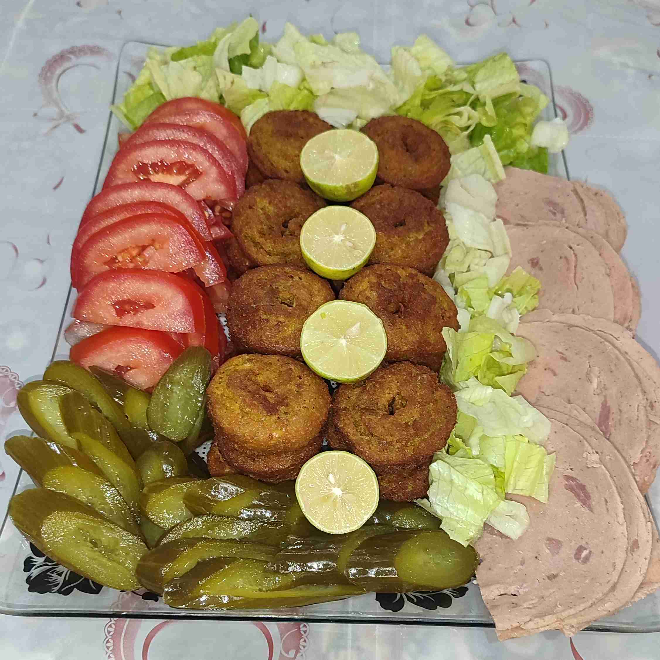 تایم شام..بانی فلافل خونگی 😋 نوش نگاه پر مهرتون بزرگواران🍁🍅🍟🍅🍅🍟🍅🍁