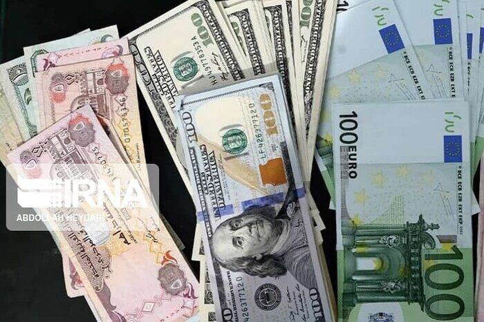 دلال ارز در خیابان فردوسی تهران به دام افتاد