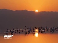 لحظۀ طلوع خورشید در دریاچۀ مهارلو