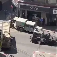 سربازان اسرائیلی از مغازه‌های متعلق به فلسطینی‌ها سرقت می‌کنند