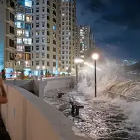 هجوم موج‌ سهمگین به داخل لابی هتلی در هنگ‌کنگ
