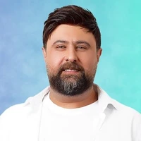 محمد علیزاده با استایلی اسپرت و شیک در یک تئاتر دیده شد