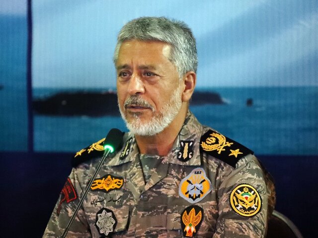 دریادار سیاری: افتخار ماست که با استکبار می‌جنگیم، نه با دشمنان کوچک