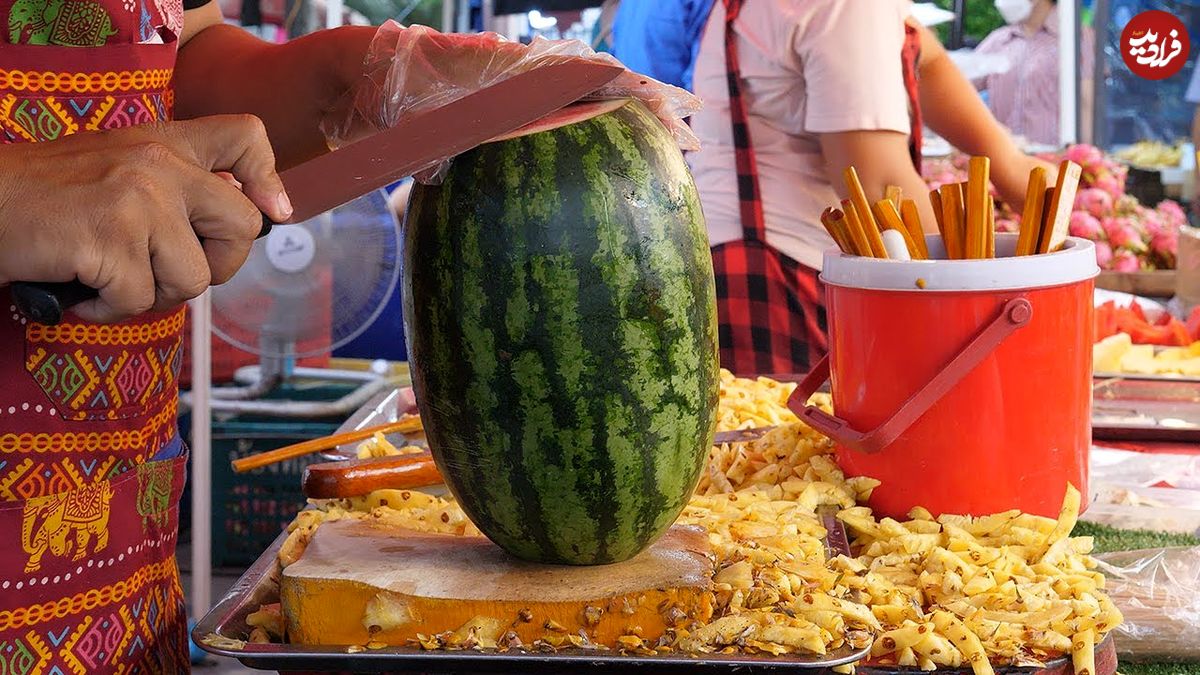 برش زدن حرفه‌ای آناناس و هندوانه در بانکوک