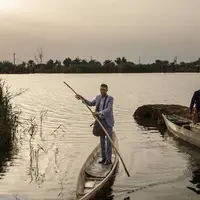 از معلمی که با هلی‌کوپتر به مدرسه می‌رسد تا معلمانی که هر روز با ماشین و قایق و پیاده روانه مدرسه می‌شوند