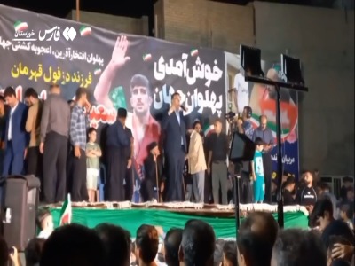 فیلم/ پاپی‌زاده به قهرمان کشتی و داور دزفولی سکه هدیه داد