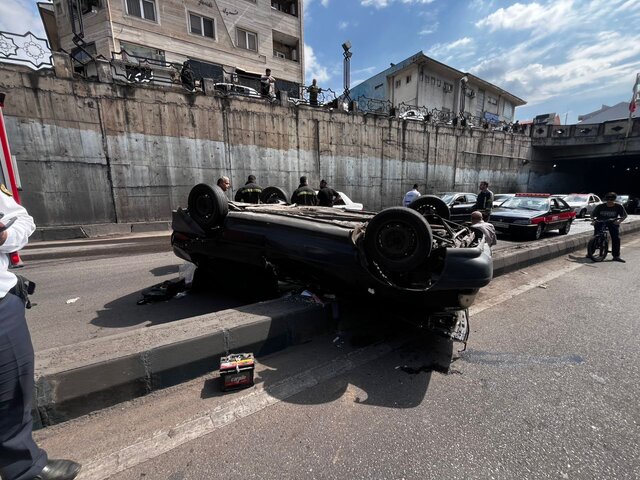 واژگونی خودرو حادثه‌ساز شد