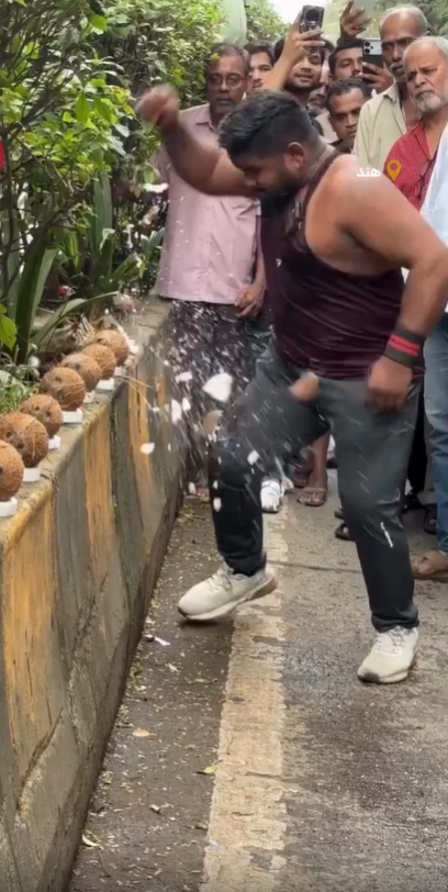 شکستن عجیب 120 نارگیل با دست!