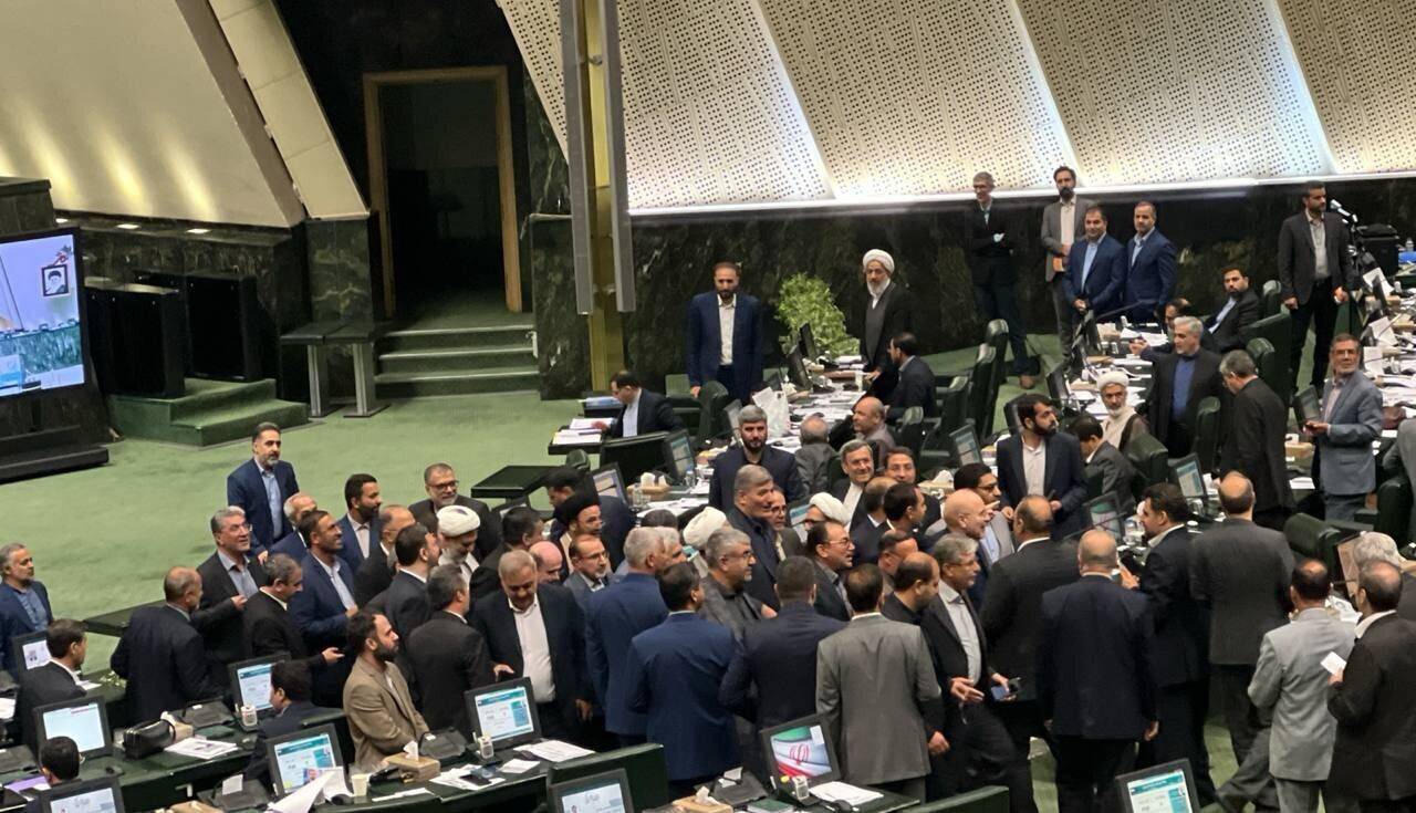 نیکزاد: مجلس یکشنبه نامه نمایندگان درباره ساخت سلاح هسته‌ای را بررسی می‌کند