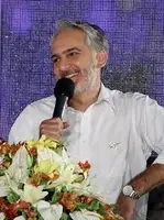 بوسیدن دست بیژن بنفشه‌خواه توسط پژمان جمشیدی