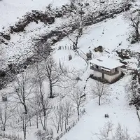 کلبه چوبی در دل جنگل‌های برفی گیلان