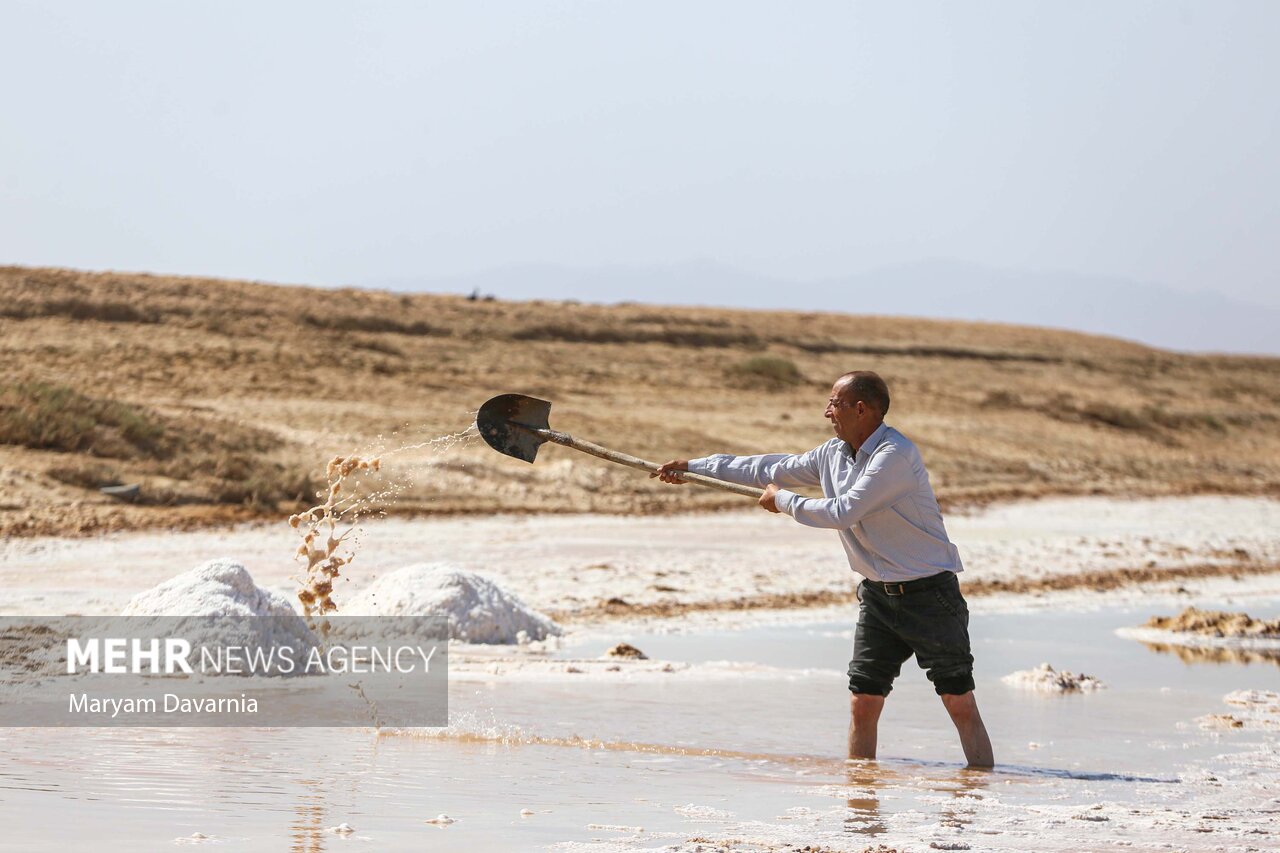 برداشت سنتی نمک از رودخانه «کال‌شور»