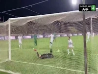 دفع توپ عجیب و ضعیف آدان که منجر به گل تساوی شمس‌آذر شد از دوربین پشت دروازه