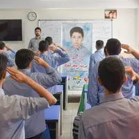 ادای احترام دانش آموزان به همکلاسی شهیدشان