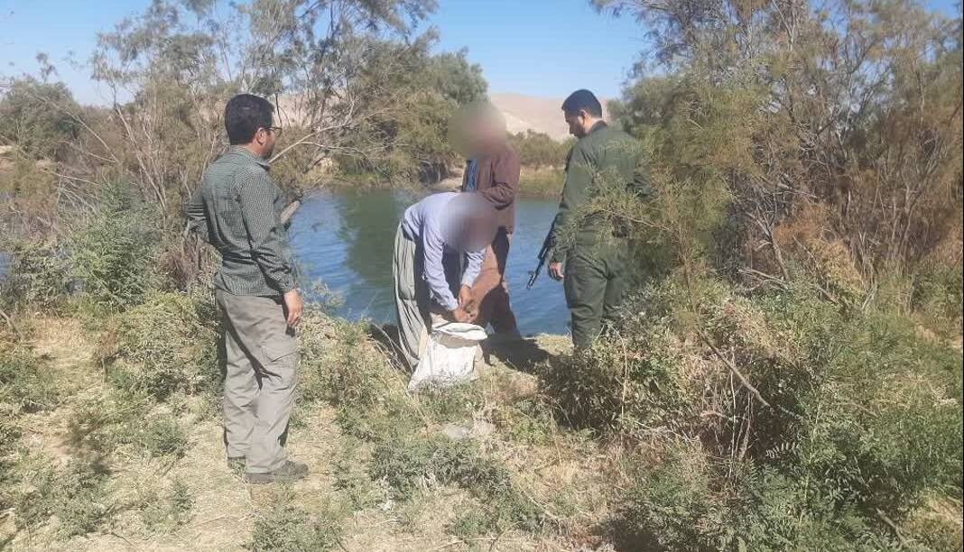 محیطبانان میاندوآبی با کمک آتشنشانی شکارچیان غیرمجاز را دستگیر کردند