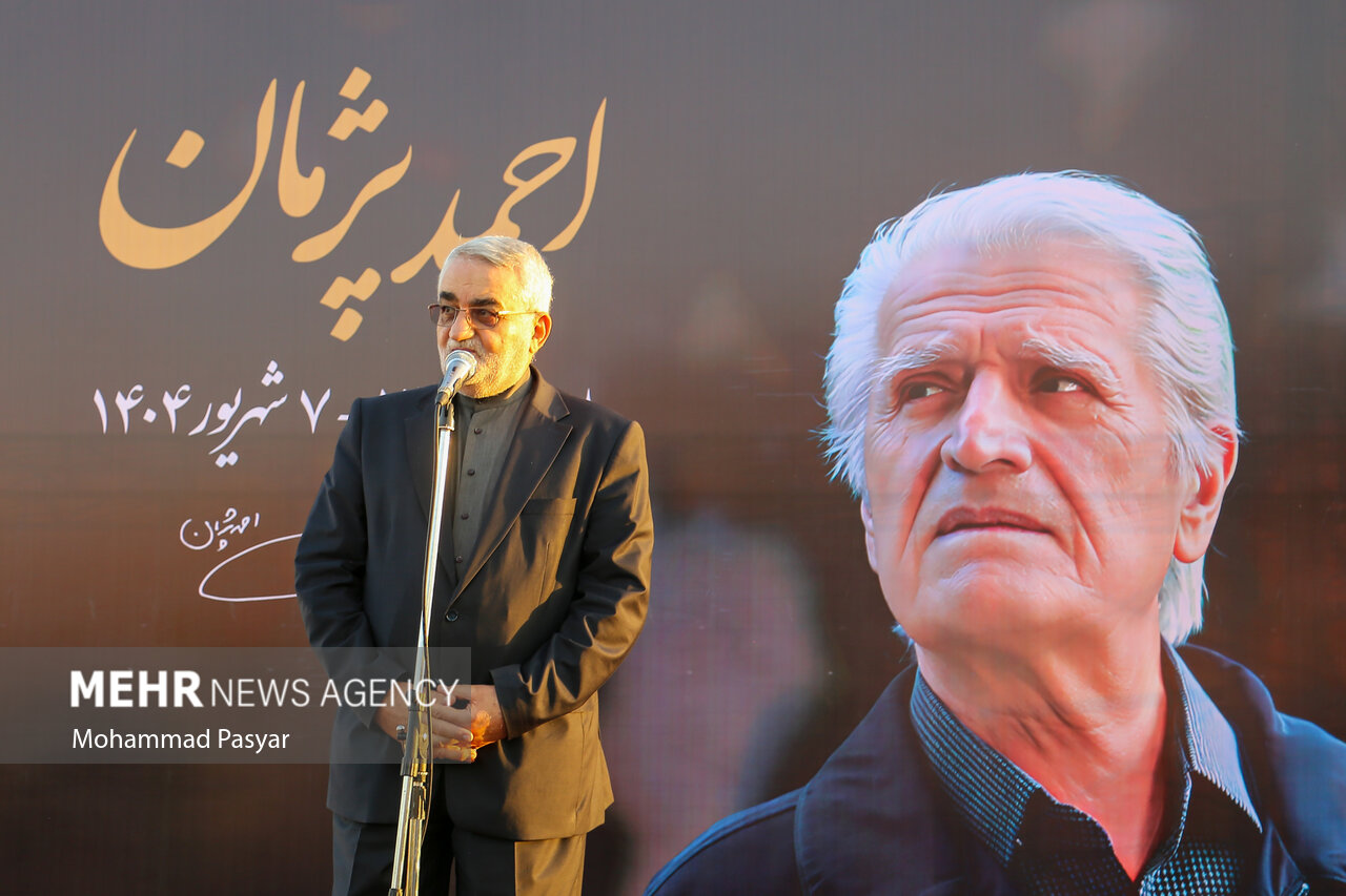 خاکسپاری احمد پژمان در لارستان