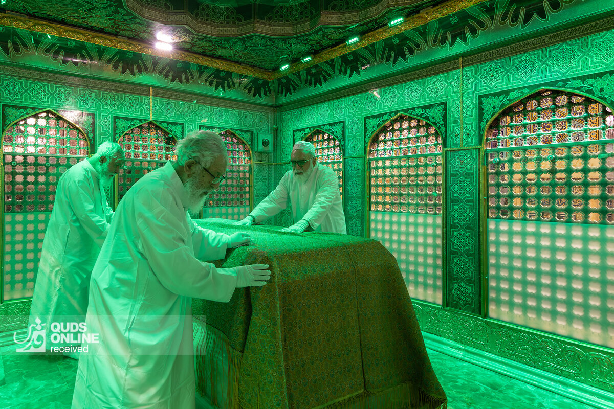 غبارروبی مضجع مطهر امام رضا(ع)