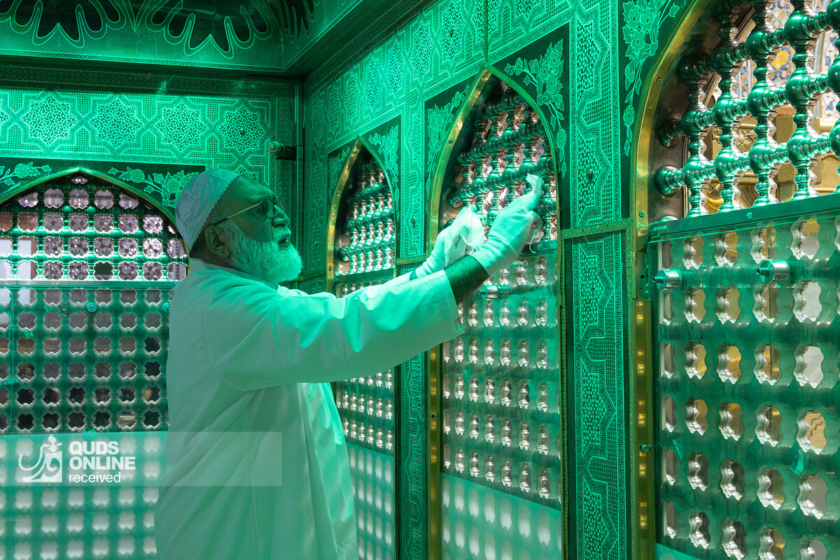 غبارروبی مضجع مطهر امام رضا(ع)