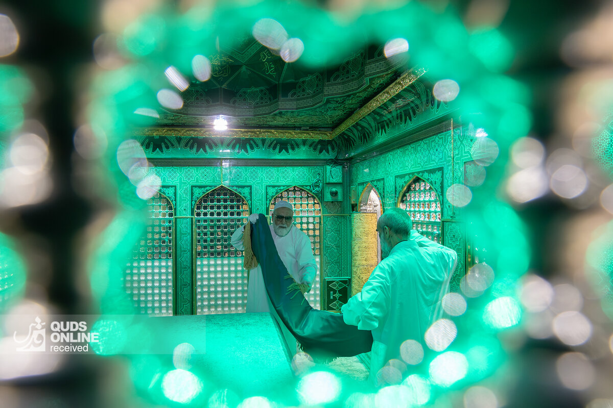 غبارروبی مضجع مطهر امام رضا(ع)