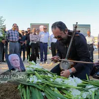 خاکسپاری احمد پژمان در لارستان