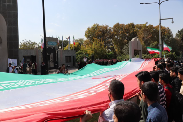 عکس/ تجمع دانشجویان مشهدی در حمایت از مواضع ضدآمریکایی رییس جمهور