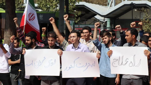 عکس/ تجمع دانشجویان مشهدی در حمایت از مواضع ضدآمریکایی رییس جمهور