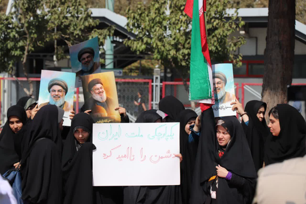 عکس/ تجمع دانشجویان مشهدی در حمایت از مواضع ضدآمریکایی رییس جمهور