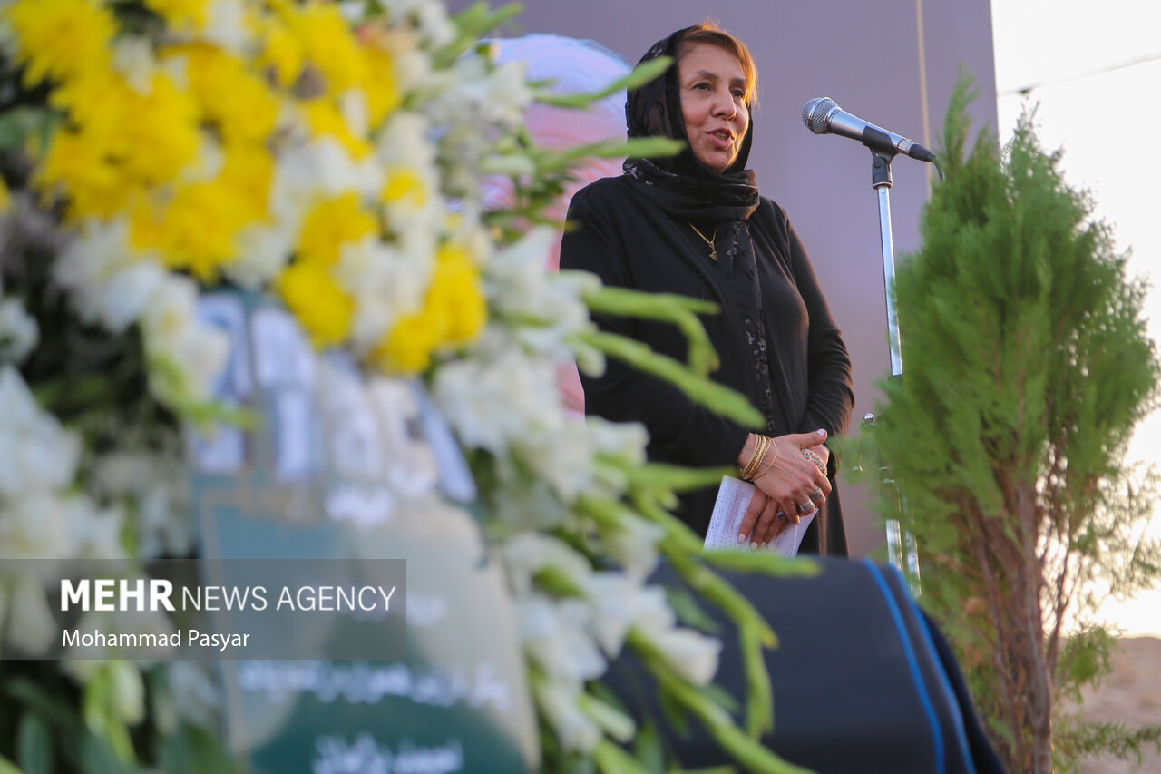 خاکسپاری احمد پژمان در لارستان