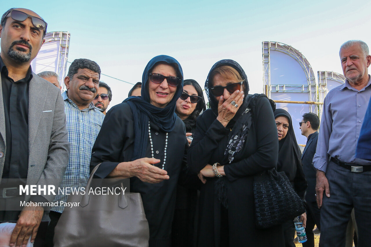 خاکسپاری احمد پژمان در لارستان