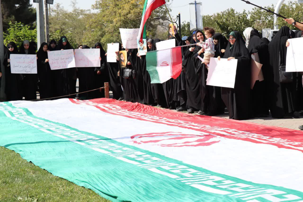 عکس/ تجمع دانشجویان مشهدی در حمایت از مواضع ضدآمریکایی رییس جمهور