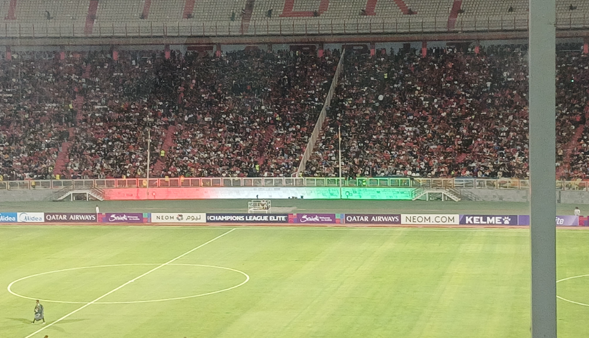 پرچم مقدس ایران در ورزشگاه یادگار امام