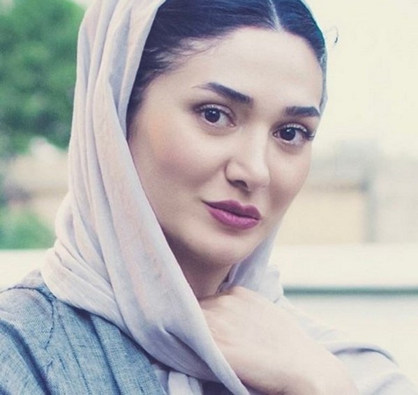 چهره ها/ ژست نگاه به افقِ «مینا وحید» در کافه‌ای دنج و تاریک!