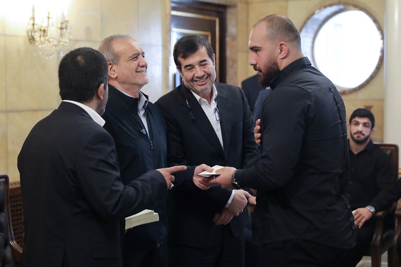 کشتی گیران عرقشان خشک نشده، مزد خود را از رئیس جمهور گرفتند