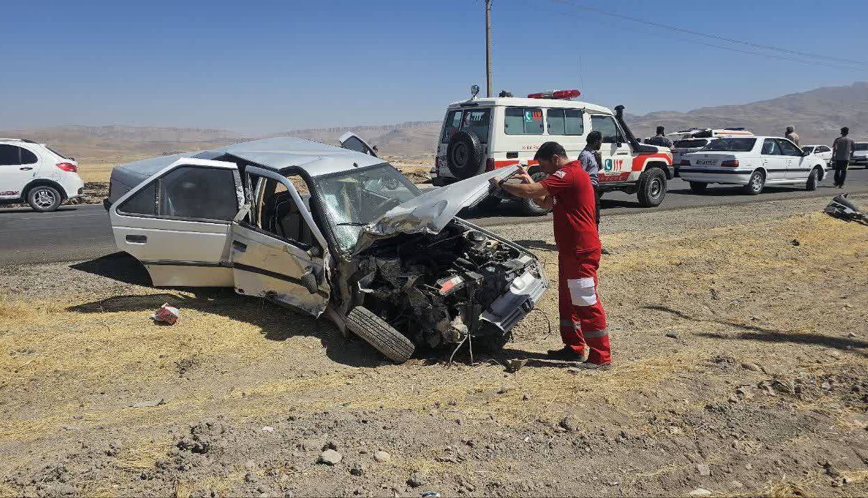 برخورد پژو با تراکتور در محور آلونی ۴ مصدوم داشت