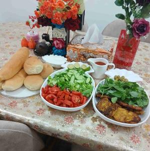 شام خوشمزه امشبمون کوکوسیب زمینی بامخلفات،نوش نگاه عزیزان 😋😋🌺🌹اگرحرف زدن نقره باشدسکوت طلاست؛هزاربارگوش کن ویک بارسخن بگو💫💫💫🍃🍃🍀دست‌پخت کدبانوی عزیزومهربون خونم 😍🥰😘🫶💞🤍🫶🤍