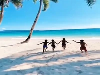 شنای کودکان در جزیره بوراکای فیلیپین