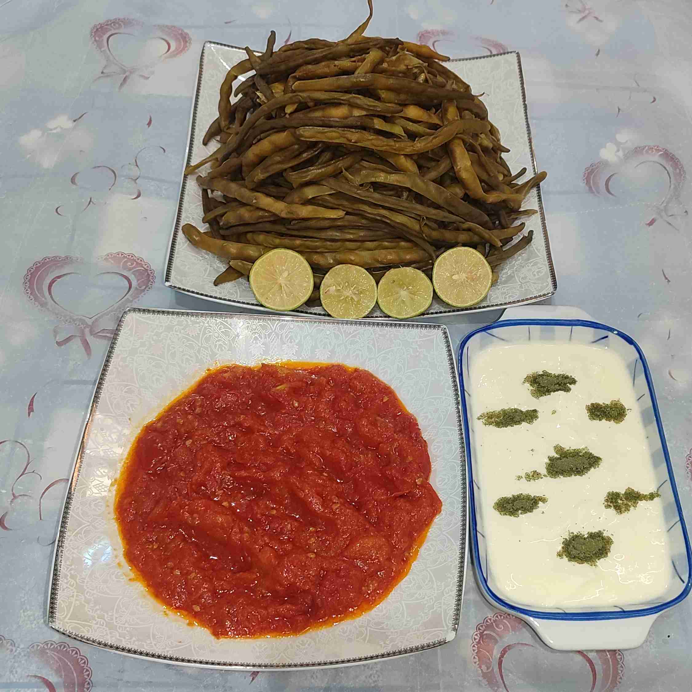 تایم ناهار..لوبیا سبز چشم بلبلی گوجه سرخ شده 😋 جاتون سبز خیلی خوشمزه اس..تقدیم نگاه پر مهرتون بزرگواران🍁🤍🍁